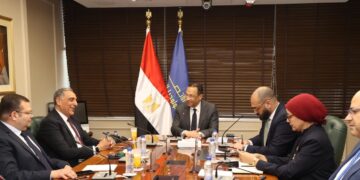 وزير الاتصالات يناقش مع المدير الإقليمي لشركة Oracle مصر خطط الشركة لتعزيز التعاون في مجال التحول الرقمي في مصر