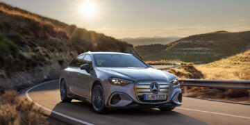 «مرسيدس – بنز» تطلق الفئة الجديدة من ( (C 400 4MATIC الكهربائية