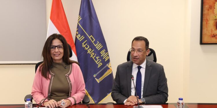 وزيرا الاتصالات والثقافة يبحثان مشروعات التعاون المشترك بين الوزارتين في مجال التحول الرقمي