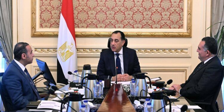 مدبولي يوجه بسرعة الانتهاء من مشروعات القوانين تنظيم سوق المال المصرية