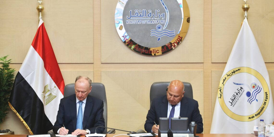 وزير النقل ومساعد الرئيس الروسي يوقعان مذكرة تفاهم لتعزيز التعاون الثنائي في مجال النقل البحري التجاري