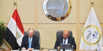 وزير النقل ومساعد الرئيس الروسي يوقعان مذكرة تفاهم لتعزيز التعاون الثنائي في مجال النقل البحري التجاري