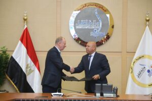 وزير النقل ومساعد الرئيس الروسي يوقعان مذكرة تفاهم لتعزيز التعاون الثنائي في مجال النقل البحري التجاري