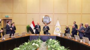 وزير النقل ومساعد الرئيس الروسي يوقعان مذكرة تفاهم لتعزيز التعاون الثنائي في مجال النقل البحري التجاري