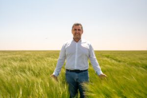 «الأهرام للمشروبات» تشهد افتتاح موسم حصاد الشعير 2026 بشرق العوينات