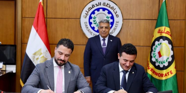 «البنك الزراعي المصري» يوقع بروتوكول تعاون مع محافظة الدقهلية لتحديث منظومة النقل الجماعي