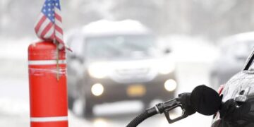 أسعار البنزين في الولايات المتحدة تقترب من أعلى مستوياتها في 4 سنوات