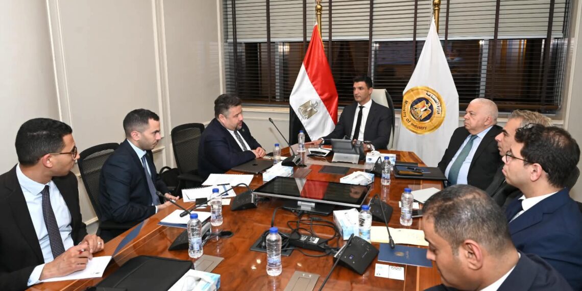 استثمارات بـ5 مليارات دولار: وزير الصناعة يبحث إنشاء مشروع ضخم لإنتاج الأمونيا الخضراء في مصر