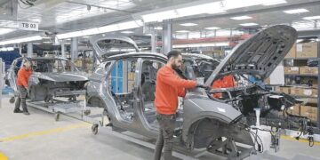 الحكومة تفاوض شركتين عالميتين لإقامة مصانع سيارات