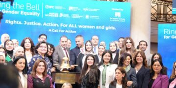 رئيس هيئة الرقابة المالية خلال فعاليات قرع جرس البورصة احتفالًا بيوم المرأة العالمي