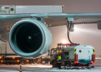 تحذيرات أوروبية من نقص وقود الطائرات خلال أسابيع بسبب أزمة «هرمز»