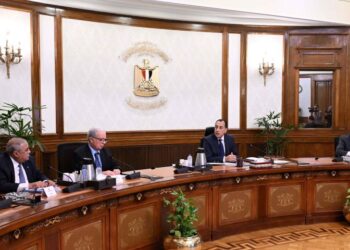 مدبولي يبحث الخطوات الجارية بشأن القيد المؤقت بالبورصة لشركات الغزل والنسيج