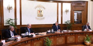 مدبولي يبحث الخطوات الجارية بشأن القيد المؤقت بالبورصة لشركات الغزل والنسيج