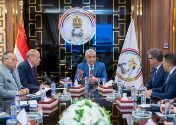 وزير الدولة للإنتاج الحربي يعقد اجتماع مع رئيس مجلس إدارة الشركة