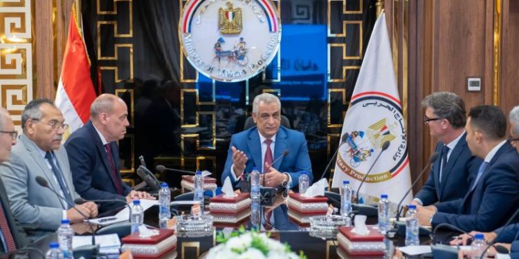 وزير الدولة للإنتاج الحربي يعقد اجتماع مع رئيس مجلس إدارة الشركة