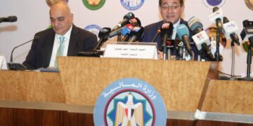 وزير المالية يرد على أسئلة الصحفيين