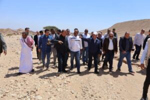  وزيرا النقل، والكهرباء والطاقة المتجددة في زيارة ميدانية إلى منطقة جبل الجلالة 