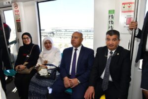 وزير النقل يستقل قطار المونوريل مع أول أيام تشغيل المرحلة الأولى متوجها الى مقر الوزارة