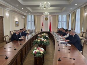وزير الاستثمار والتجارة الخارجية يبحث مع نائب رئيس الوزراء البيلاروسي توطين التكنولوجيا