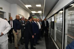 وزير النقل يستقل قطار المونوريل مع أول أيام تشغيل المرحلة الأولى متوجها الى مقر الوزارة