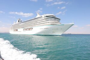 قمة قادة المجلس العالمي للسفر والسياحة تنعقد على متن السفينة السياحية Crystal Serenity