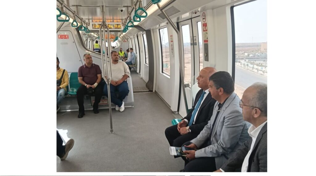 وزير النقل يستقل قطار المونوريل من محطة المستثمرين بالقاهرة الجديدة
