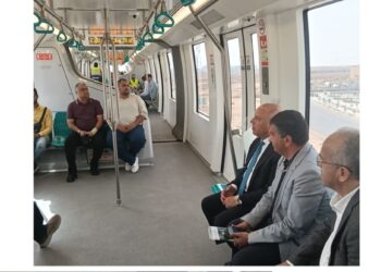 وزير النقل يستقل قطار المونوريل من محطة المستثمرين بالقاهرة الجديدة