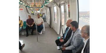وزير النقل يستقل قطار المونوريل من محطة المستثمرين بالقاهرة الجديدة