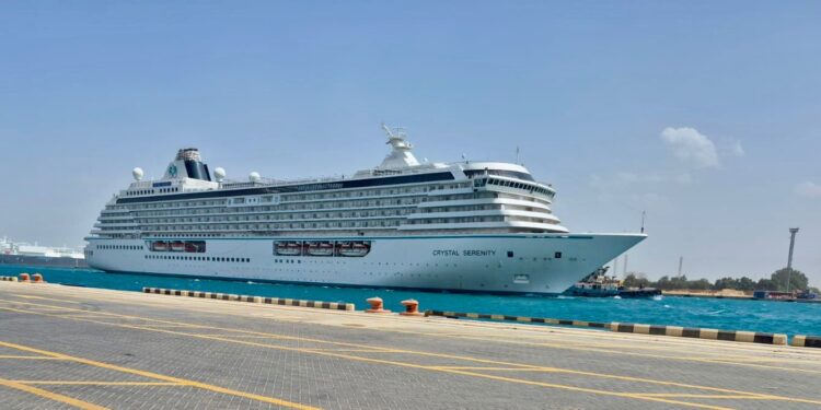 «ميناء السخنة» يستقبل السفينة (CRYSTAL SERENITY) بحمولة 1100 فرد