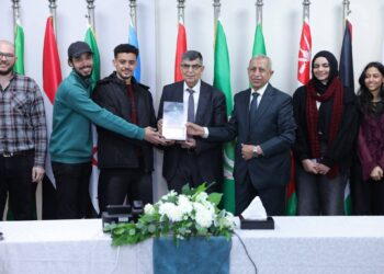 بعد فوزهم بالمركز الأول.. رئيس الأكاديمية العربية يكرم أبطال «RoboCup»