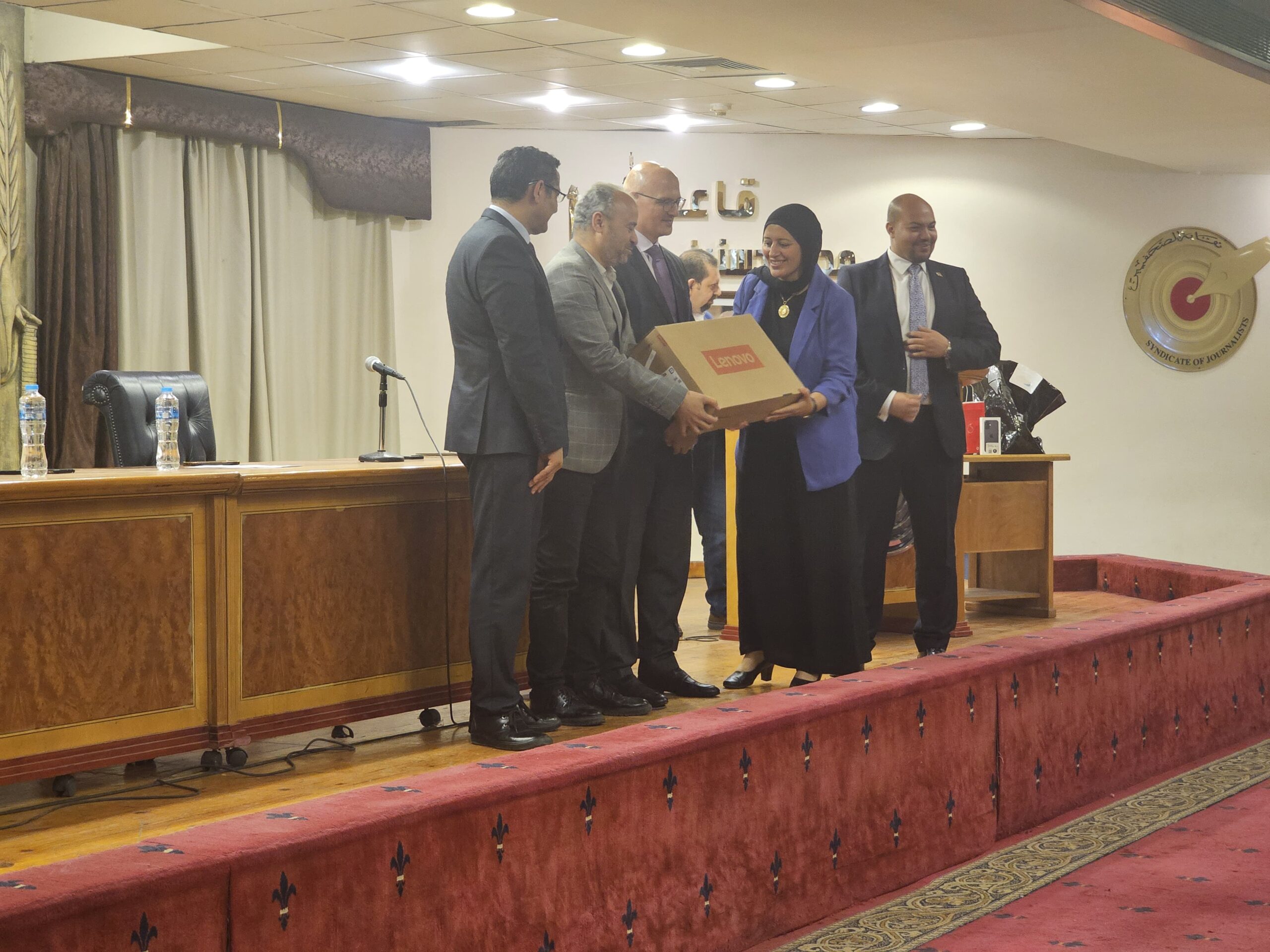 يتسلم الجائزة في المركز الثالث الكاب السحي مصطي الدمرداش