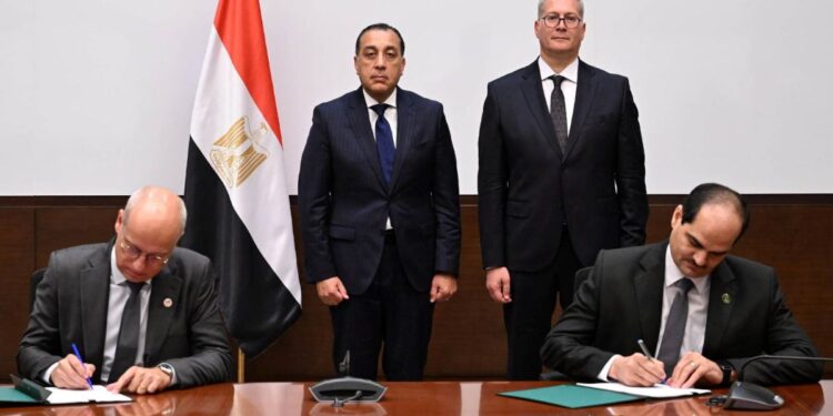 رئيس الوزراء يشهد توقيع مذكرة تفاهم للتعاون في أنشطة استكشاف الغاز الطبيعي بمنطقة غرب البحر المتوسط
