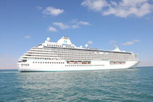قمة قادة المجلس العالمي للسفر والسياحة تنعقد على متن السفينة السياحية "Crystal Serenity"