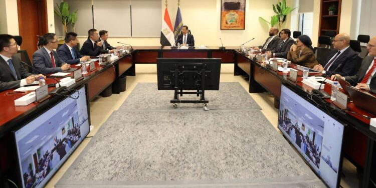 وزير الاتصالات يبحث مع مسئولي شركة هواوي Huawei تعزيز التعاون
