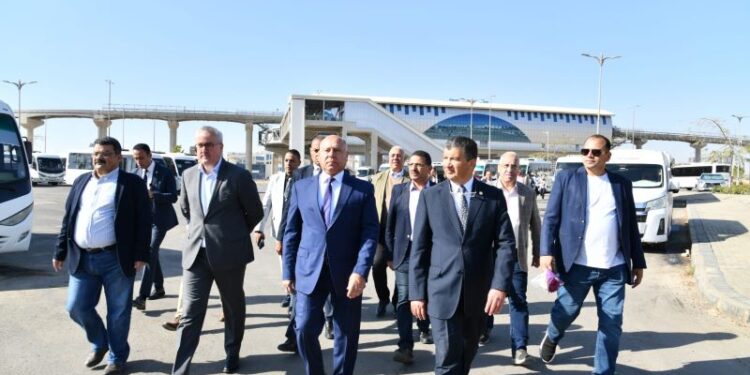 وزير النقل يستقل قطار المونوريل مع أول أيام تشغيل المرحلة الأولى متوجها الى مقر الوزارة