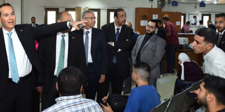رئيس هيئة الاستثمار يواصل جولاته الميدانية ويتفقد مركز خدمات المستثمرين بمدينة العاشر من رمضان