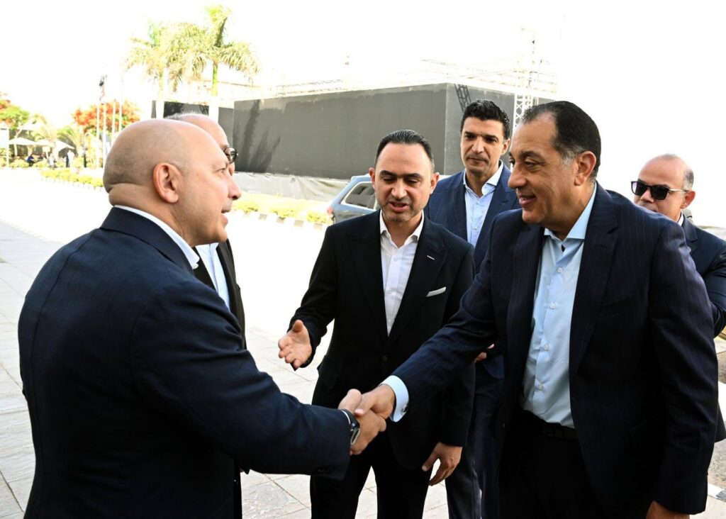 رئيس الوزراء يفتتح ويتفقد عددا من المشروعات الصناعية بالسادس من أكتوبر