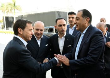 رئيس الوزراء يفتتح ويتفقد عددا من المشروعات الصناعية بالسادس من أكتوبر