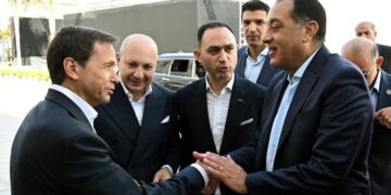 رئيس الوزراء يفتتح ويتفقد عددا من المشروعات الصناعية بالسادس من أكتوبر
