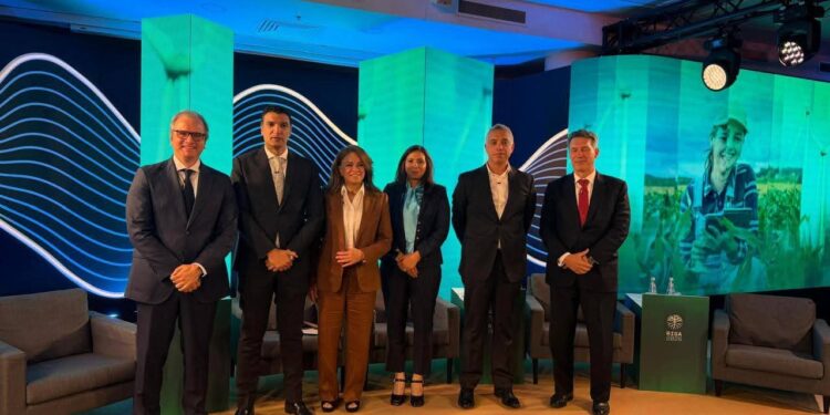 وزير الصناعة يبحث مع البنك الأوروبي تعزيز التعاون في مجالات الطاقة والمياه والتدريب المهني والمشروعات الصغيرة والمتوسطة