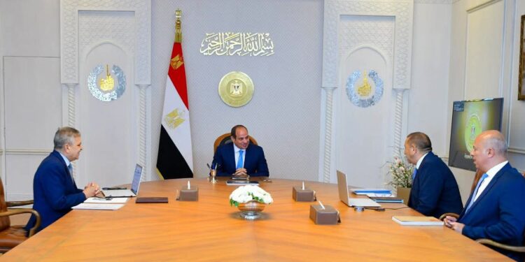الرئيس عبد الفتاح السيسي خلال اجتماعه مع الفريق أسامة ربيع و مصطفى الدجيشي