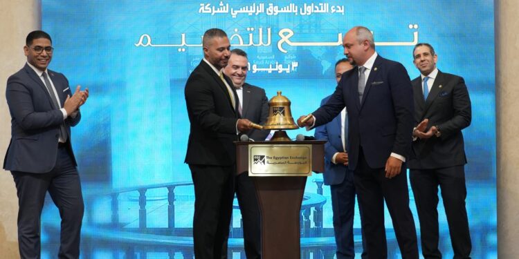 عمر رضوان خلال قرع الجرس احتفالا بانتقال شركة توسع للتخصيم  إلى السوق الرئيسي