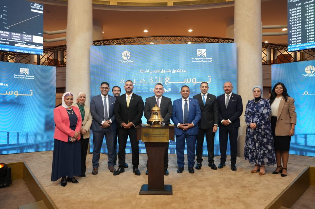 عمر رضوان خلال قرع الجرس احتفالا بانتقال شركة توسع للتخصيم  إلى السوق الرئيسي