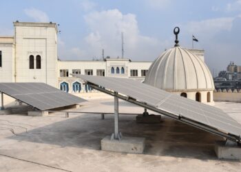 استخدام الطاقة الشمسية لترشيد استهلاك الكهرباء بمحطة مصر بالقاهرة