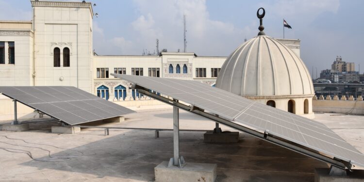 استخدام الطاقة الشمسية لترشيد استهلاك الكهرباء بمحطة مصر بالقاهرة