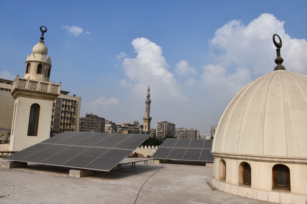 استخدام الطاقة الشمسية لترشيد استهلاك الكهرباء بمحطة مصر بالقاهرة