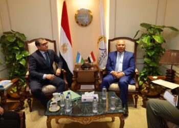 وزير النقل يبحث مع سفير أوزبكستان بالقاهرة تعزيز التعاون في مجالات النقل