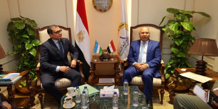 وزير النقل يبحث مع سفير أوزبكستان بالقاهرة تعزيز التعاون في مجالات النقل