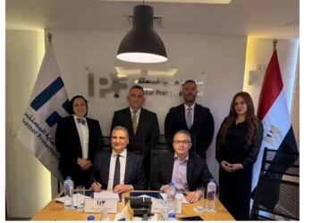 رئيسا البورصة وصندوق حماية المستثمرين يشهدان توقيع الاتفاقية 
