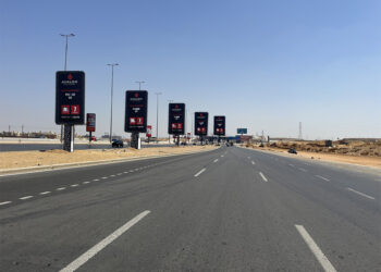 بحث آليات استخدام الطاقة المتجددة لإنارة الإعلانات على الطرق العامة
